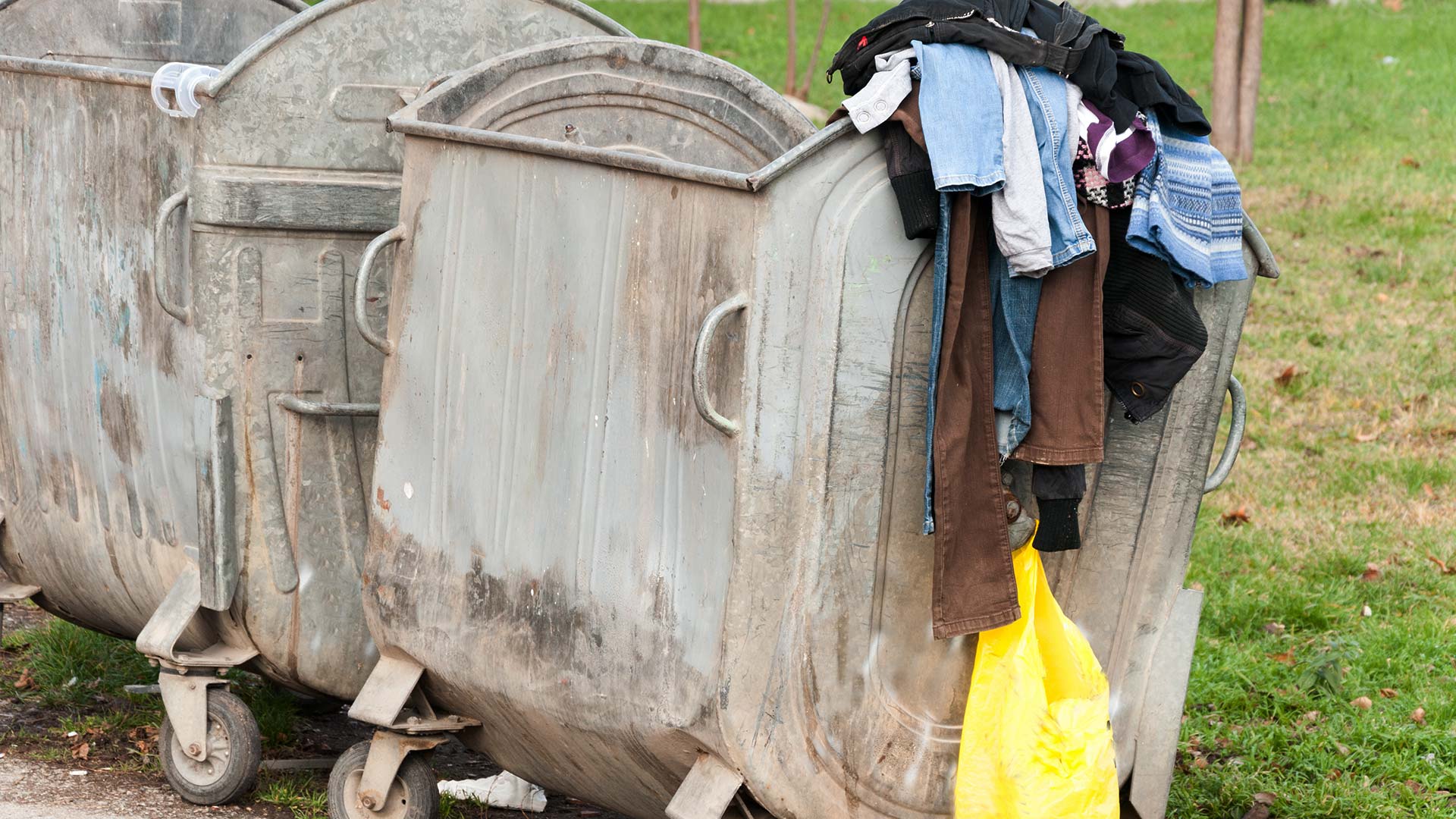 Throw away clothing. Кондиционер мусорный большой. Переполнение картинка. Throw away clothes. Clothes Garbage.