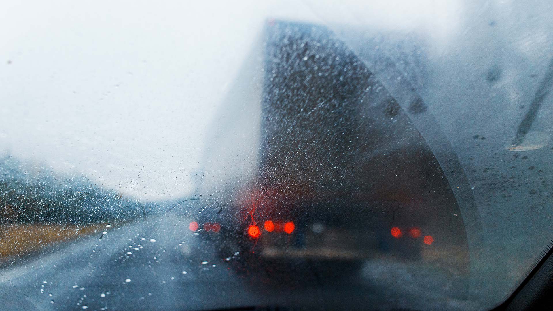 Handhaving inhaalverbod voor vrachtwagens bij regen