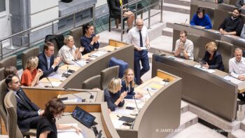 Illustratie: Ministers applaudisseren tijdens een plenaire zitting van het Vlaams Parlement na afloop van de 'Septemberverklaring' van Matthias Diependaele, maandag 22 september 2025. In deze traditionele toespraak presenteert de Vlaamse minister-president de beleidsplannen van de regering voor het komende jaar. Foto: JAMES ARTHUR GEKIERE / Belga Image