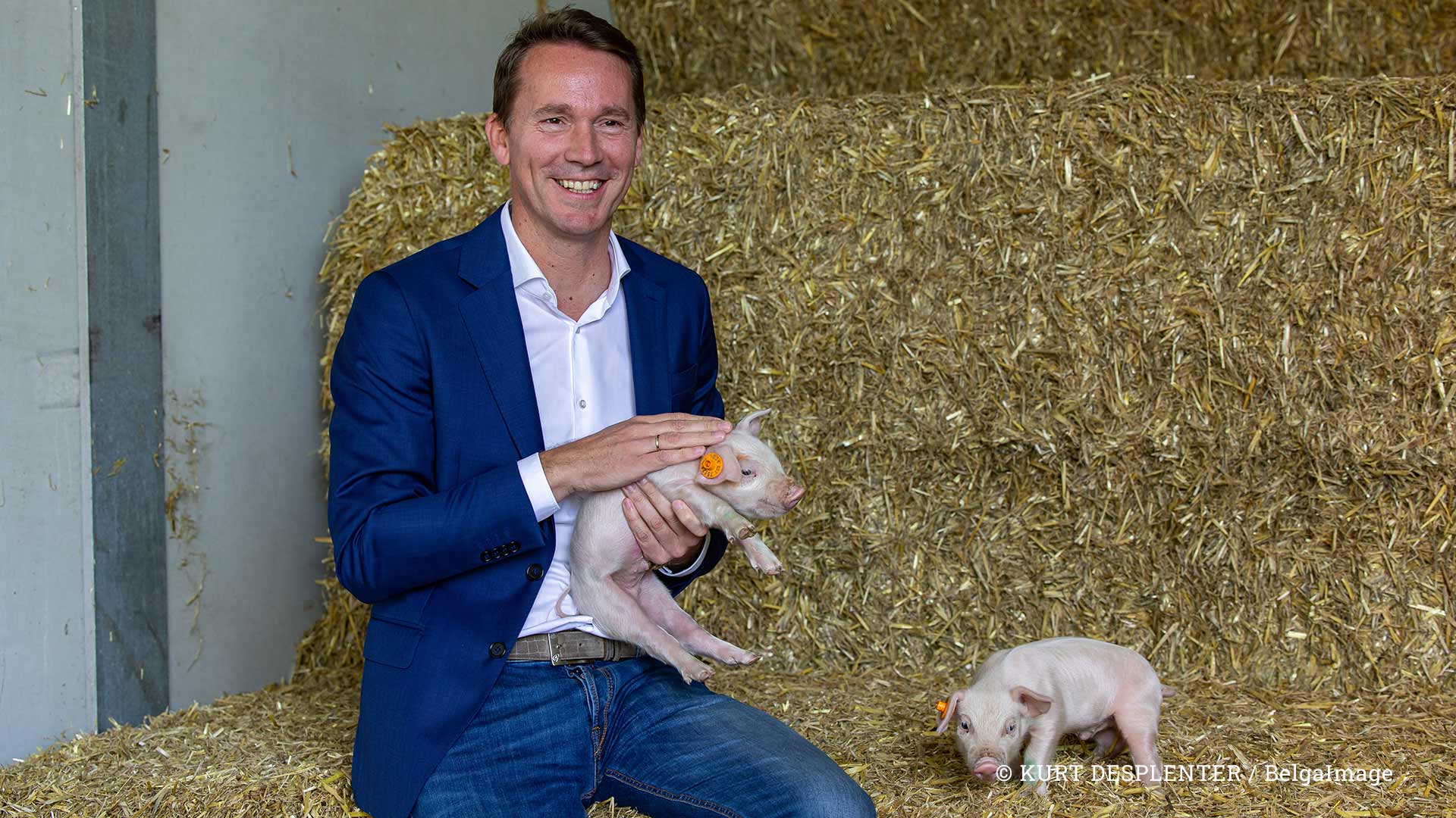 Vlaams minister Jo Brouns op de foto tijdens een bezoek aan biologisch varkensbedrijf Biovar, in Ruiselede, zaterdag 11 juni 2022.