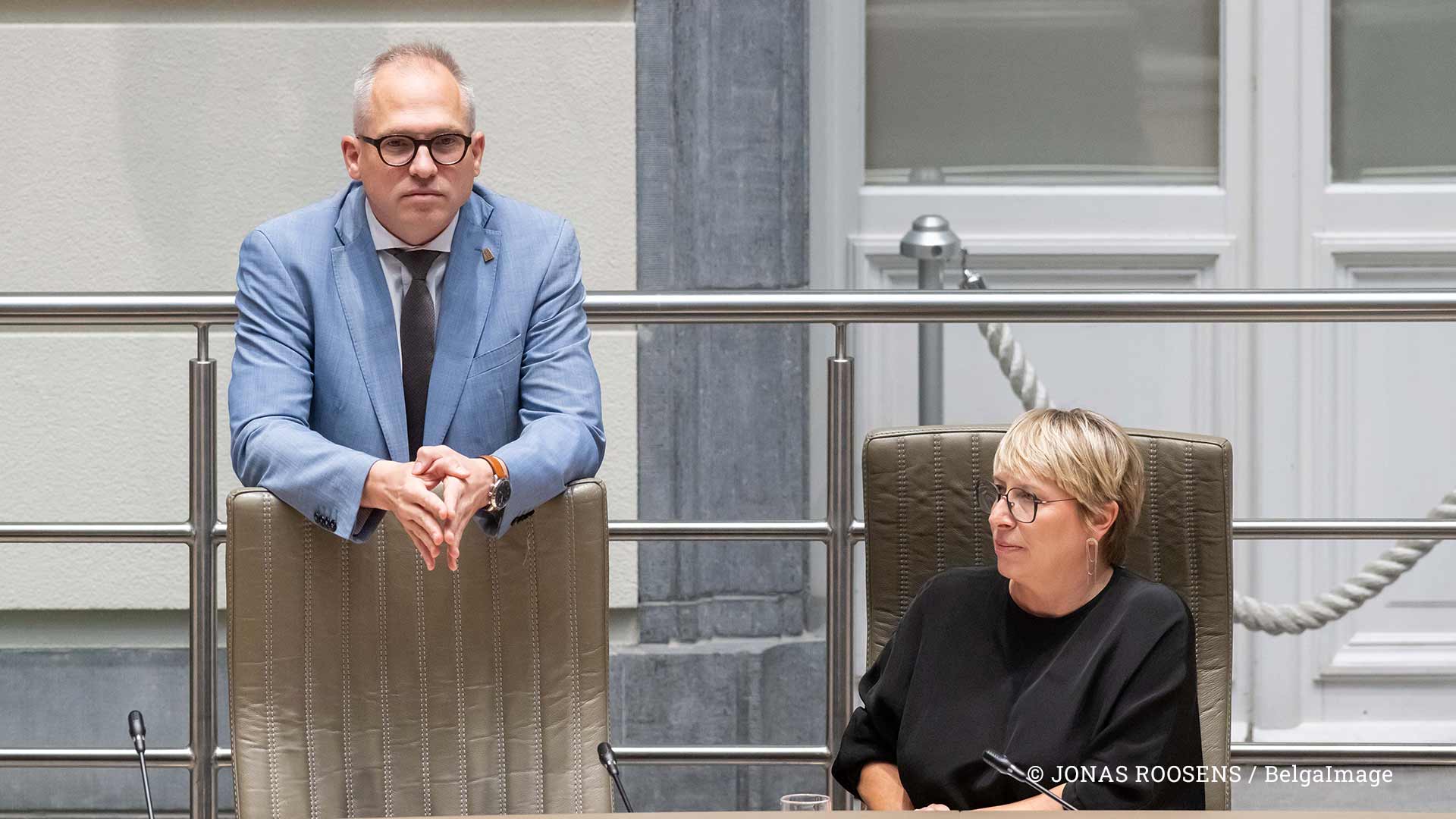 Vlaams minister-president Matthias Diependaele en de Vlaamse minister van Welzijn en Cultuur Caroline Gennez tijdens een plenaire vergadering van het Vlaams Parlement in Brussel, woensdag 15 oktober 2025.